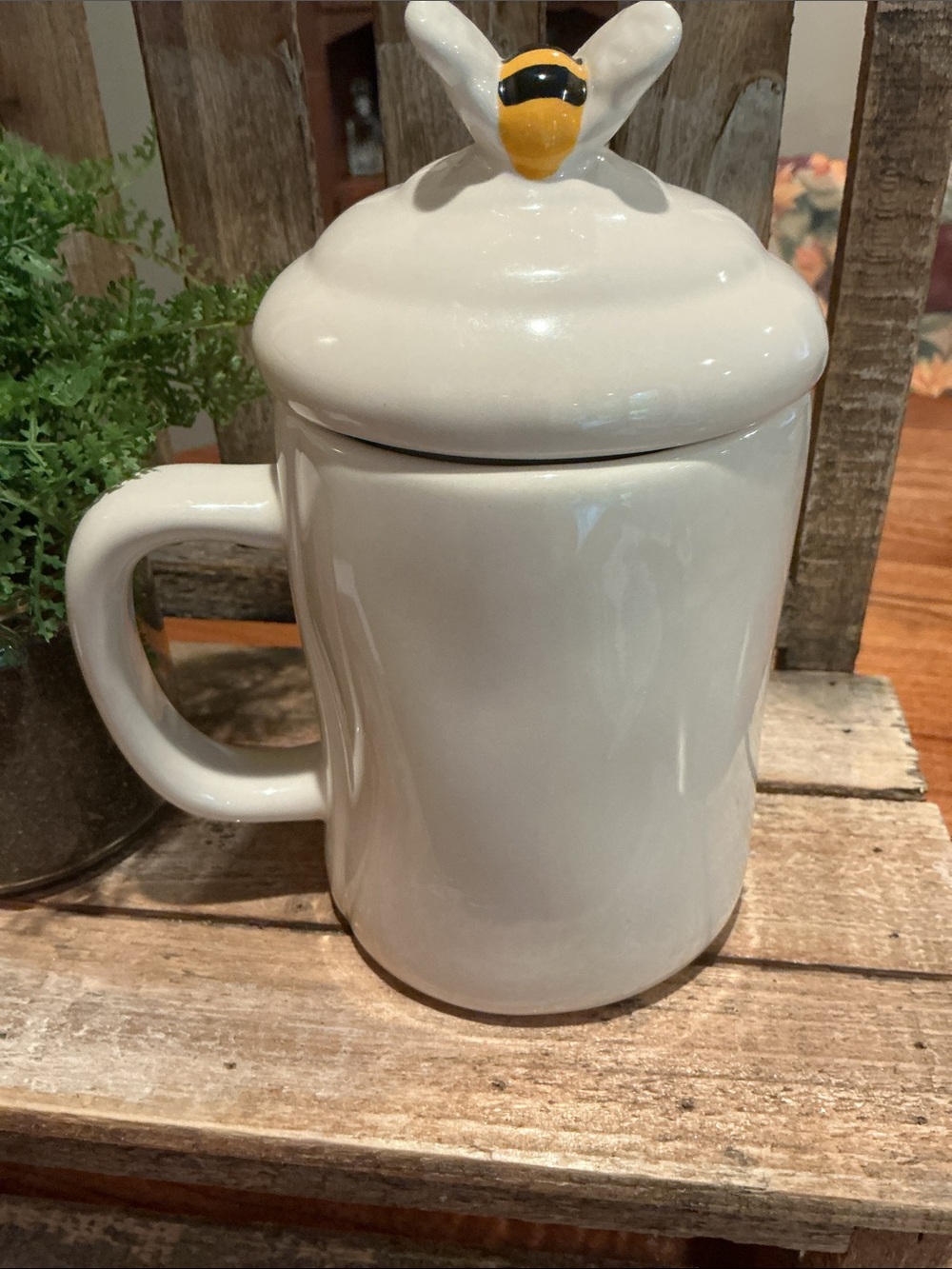 EUC - Rae Dunn QUEEN BEE Mug with Bee Topper - Picture 2 of 6